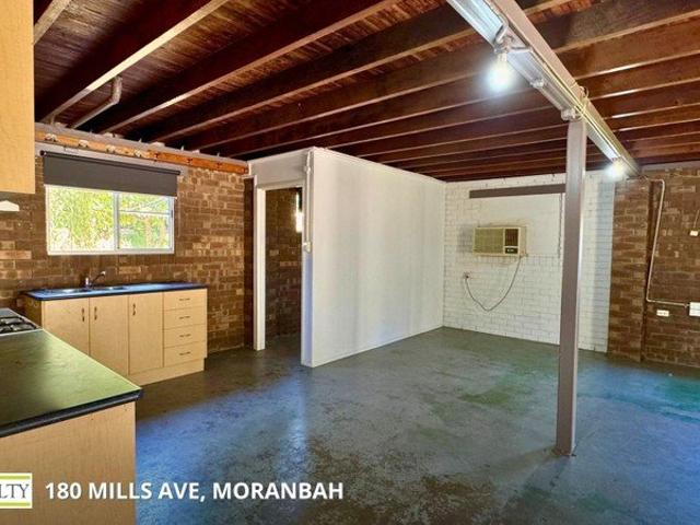 SPACIOUS DUAL LIVING HOME OFFERING GOOD RENTAL RETURNS 6 BEDROOMS, 2 BATHROOMS!