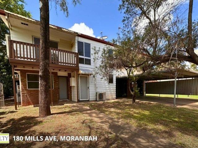 SPACIOUS DUAL LIVING HOME OFFERING GOOD RENTAL RETURNS 6 BEDROOMS, 2 BATHROOMS!