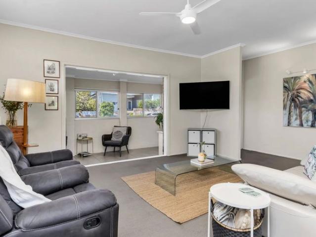 Spacious Dual Living Home – Walk to Beach & Village