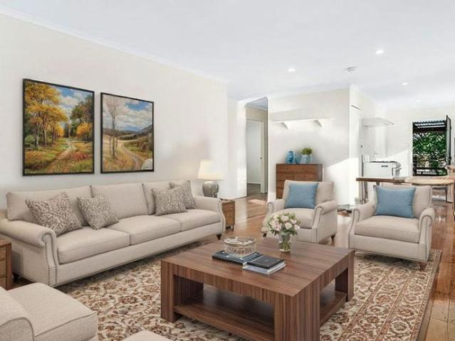 Spacious Dual Living Home with Two Kitchens, Solar Power & Parkland Views