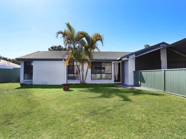 Spacious Duplex on a house size Block On A Quite Cul De Sac