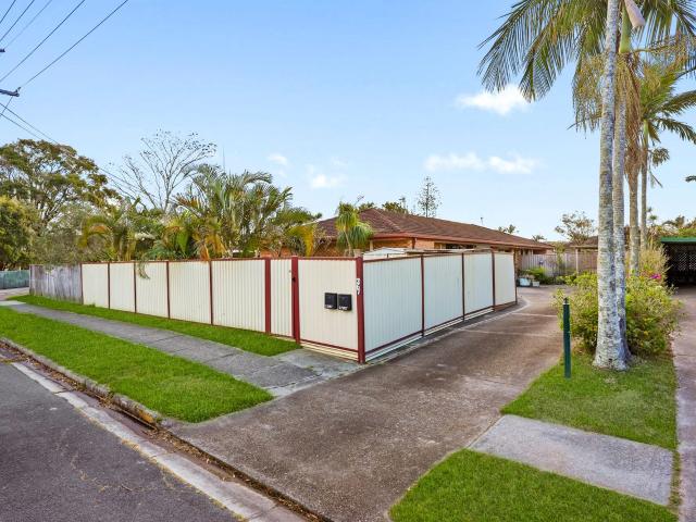 Freshly Updated Duplex with New Paint, Flooring & Flexible Third Room!