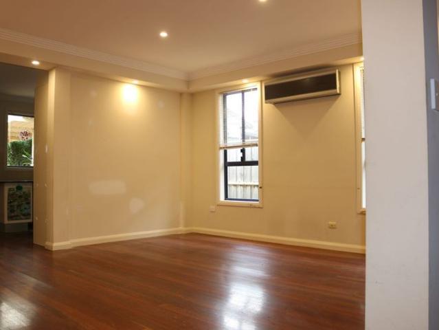 Spacious Duplex with peaceful private garden!