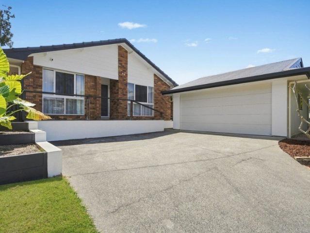 Spacious Elanora Living in a Peaceful Cul de Sac