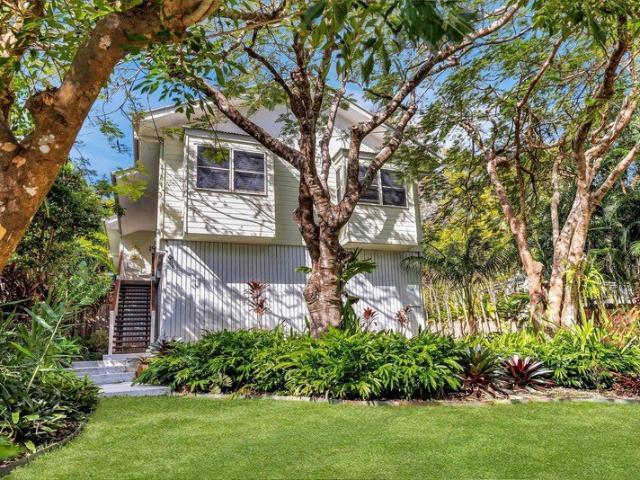 SPACIOUS ELEVATED HOME A SHORT WALK FROM CENTRAL EUMUNDI