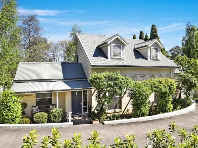 SPACIOUS. ELEGANT. WALK TO TOWN