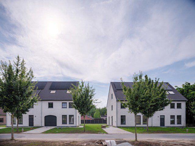 Spacious, energy efficient new home with 5 bedrooms and a la