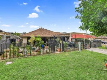 Spacious, Energy Efficient Family Home in a Quiet Crescent â Walk to Schools