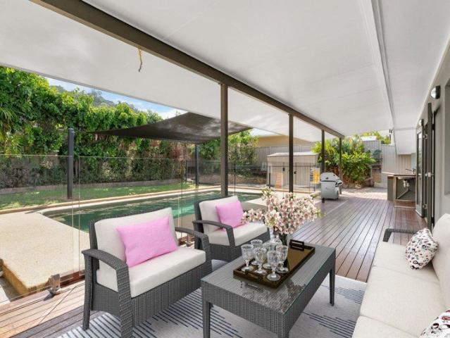 Spacious Entertainer In Quiet And Convenient Location