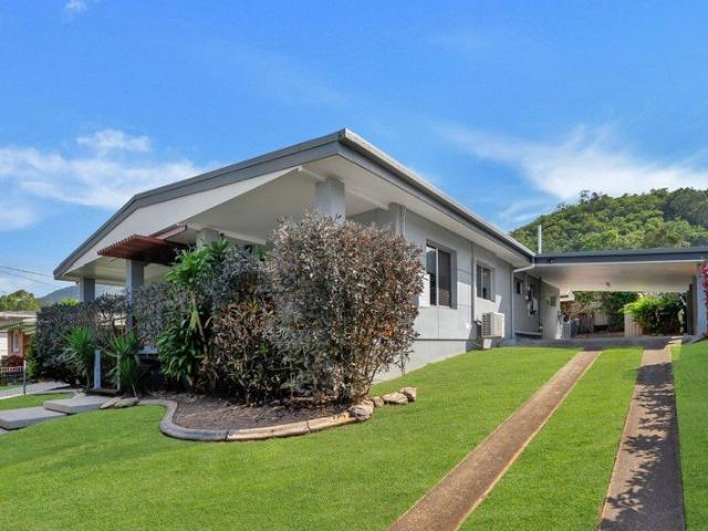 Spacious Entertainer In Quiet And Convenient Location