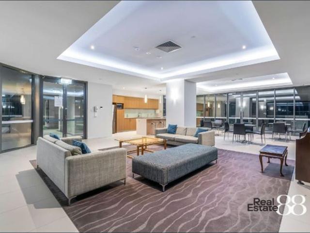 SPACIOUS ENTERTAINERS BALCONY!