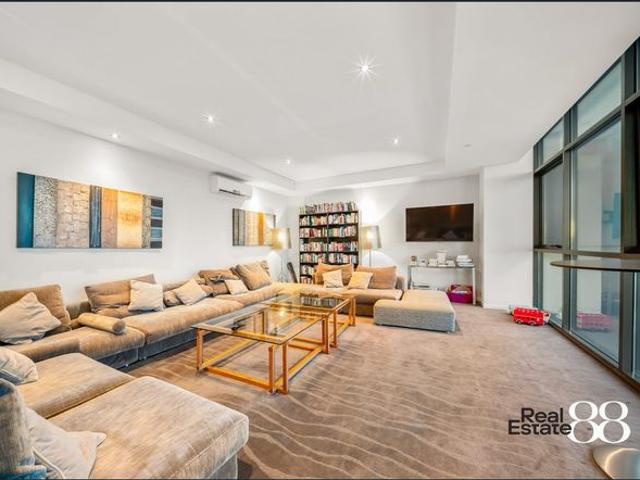 SPACIOUS ENTERTAINERS BALCONY!