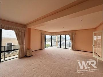 SPACIOUS EXECUTIVE HOME CLOSE TO ALBANY CBD