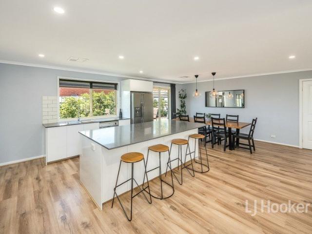 Spacious Executive Residence with Stunning Views to Mount Barker Summit