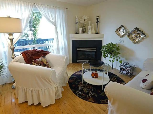Spacious Executive Townhome Near Downtown and the Ice District