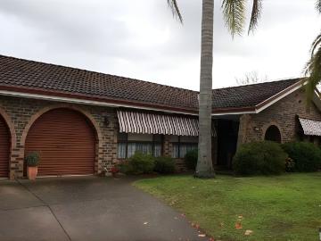Spacious Family 4 Bedroom Home with Pool & Prime Location