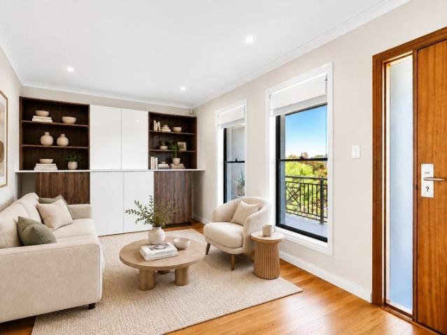 Spacious Family Coastal Living Moments from Golf Course & Beaches