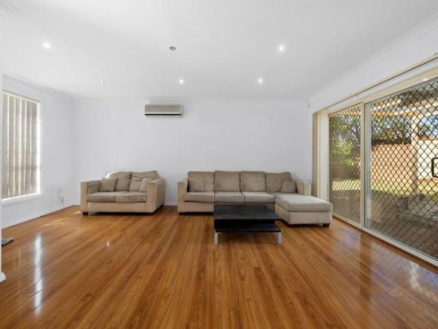 SPACIOUS FAMILY DUPLEX WITH DOUBLE GARAGE & ENTERTAINING AREA