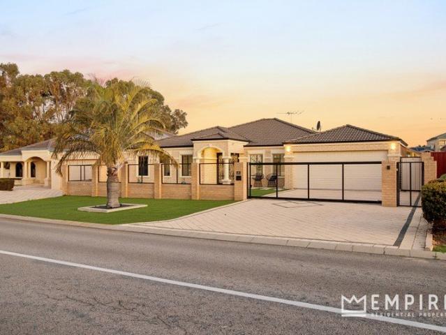 Spacious Family Entertainer Close to the Coast!