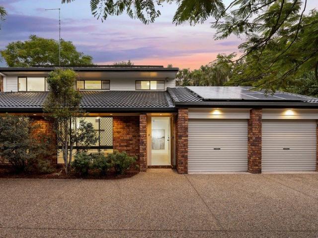 Spacious family entertainer a short walk to shops