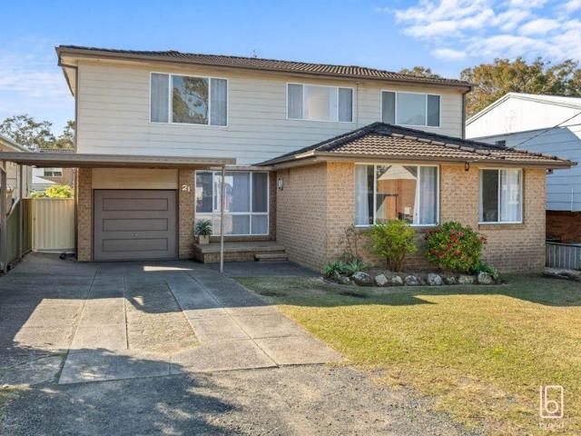Spacious Family Entertainer in Peaceful Lakeside Location