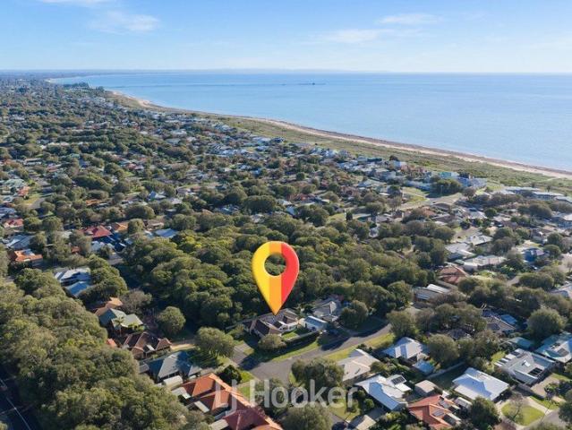 Spacious Family Entertainer with Pool, Workshop & Room for Everything Walk to the Beach