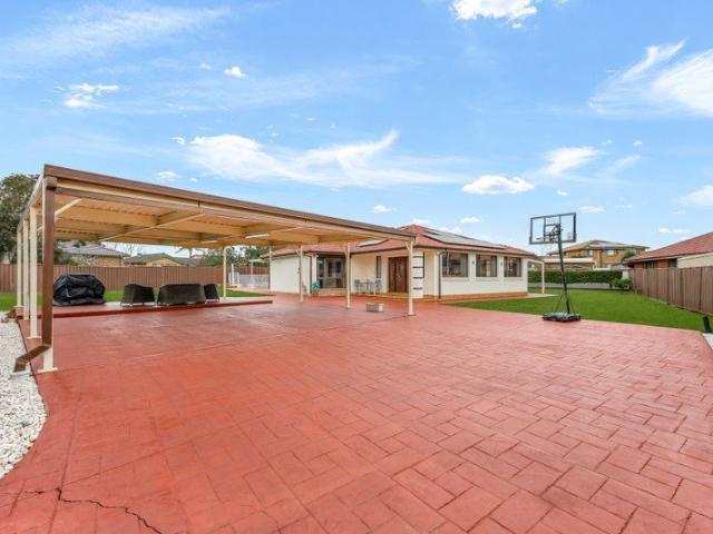 Spacious Family Entertainer with Pool