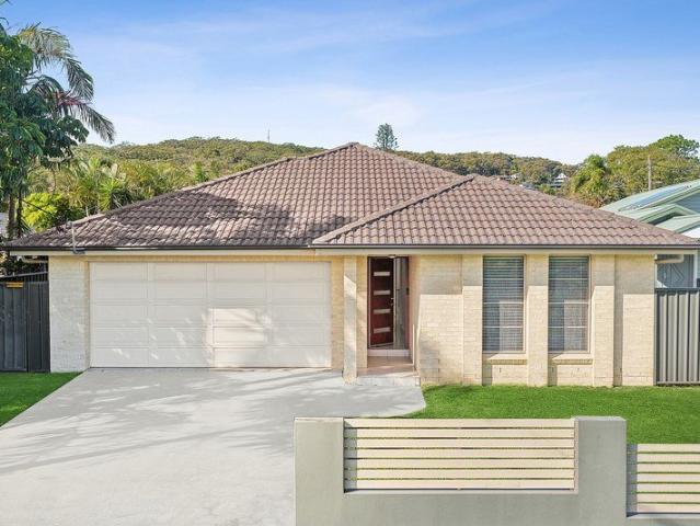 Spacious family entertainer with poolside luxury