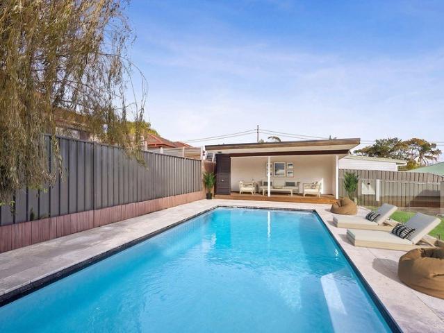 Spacious Family Entertainer with Poolside Luxury