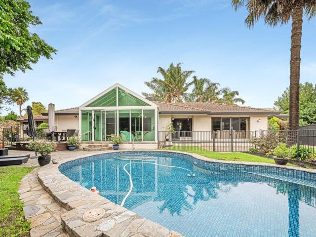 Spacious Family Entertainer with Solar Heated Pool & Maintenance Included