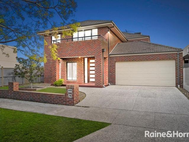 Spacious Family Excellence with Lake Views