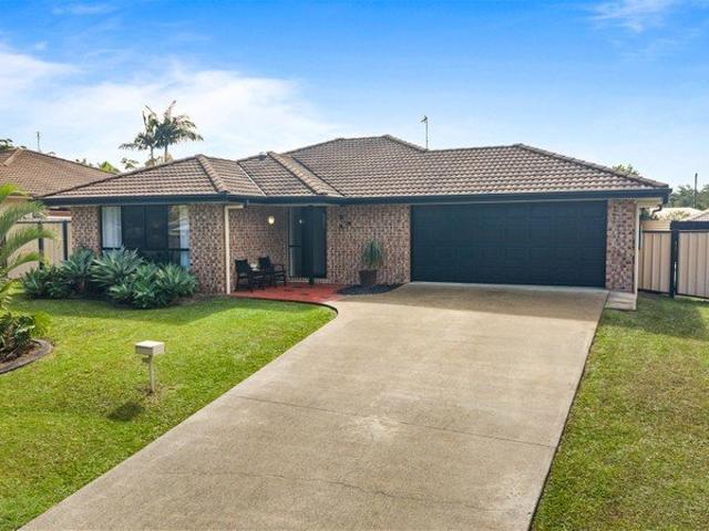 Spacious Family Home 4 Bedrooms, 3 Living Areas, Study, Pool & Entertaining