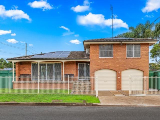 Spacious Family Home w/ Swimming Pool & Solar