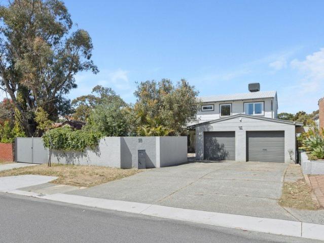 Spacious Family Home Walk to the Beach Pool