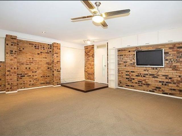 SPACIOUS FAMILY HOME WITH MULTIPLE LIVING AREAS, TEENAGE RETREAT & OUTDOOR ENTERTAINING!