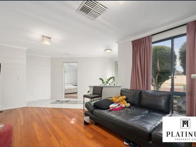 SPACIOUS FAMILY HOME WITH MULTIPLE LIVING AREAS, THEATRE AND SOLAR PANELS