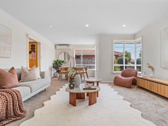 Spacious Family Home with Multiple Living Areas, Entertainer's Pergola & Spa