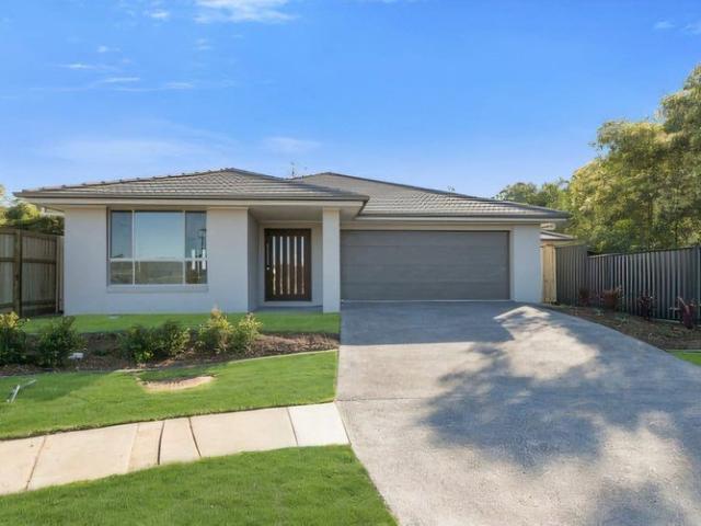 Spacious Family Home with Multiple Living Areas in a Peaceful Cul de Sac