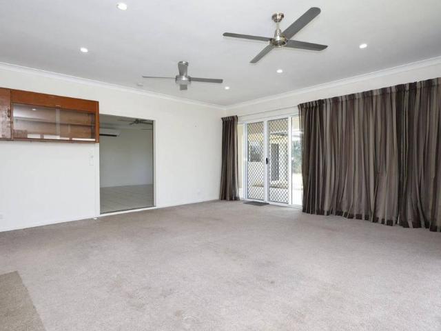 Spacious Family Home with Multiple Living Areas in Quiet Cul de Sac