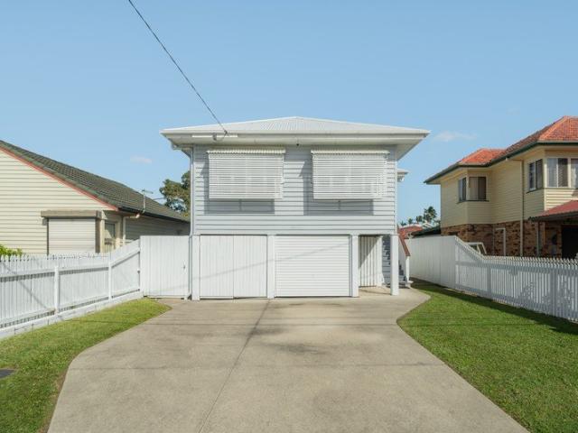 A Family Favourite Four Bedrooms, Expansive Deck and Garden Oasis in Banyo