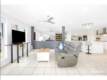 Spacious Family Home with Ocean Views in a Quiet Cul De Sac