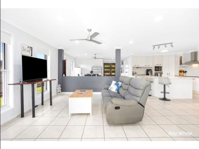 Spacious Family Home with Ocean Views in a Quiet Cul De Sac