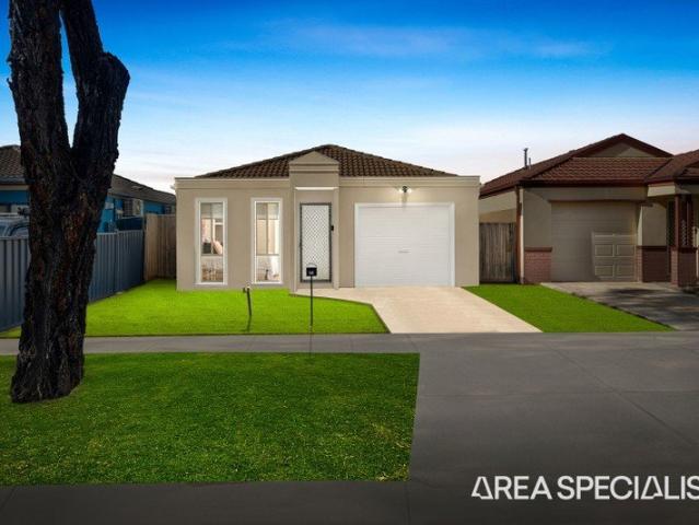 SPACIOUS FAMILY HOME WITH A MASSIVE BACKYARD!