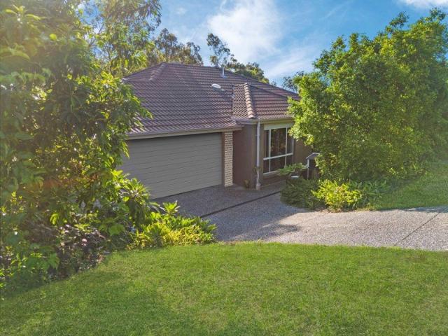 SPACIOUS FAMILY HOME WITH AIR CONDITIONING & BEAUTIFUL VIEWS!