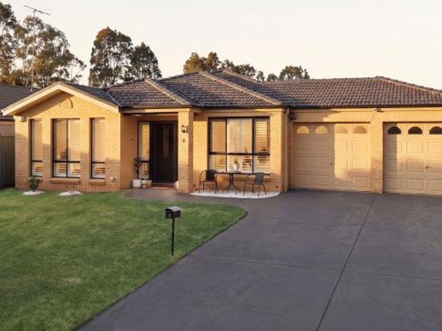 Spacious Family Home with Ample Parking and Lush Surroundings