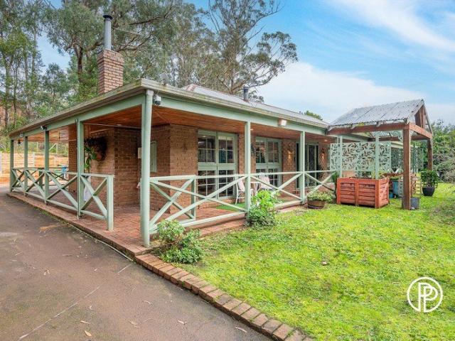 SPACIOUS FAMILY HOME, WITH ARTIST STUDIO, ONE ACRE approx
