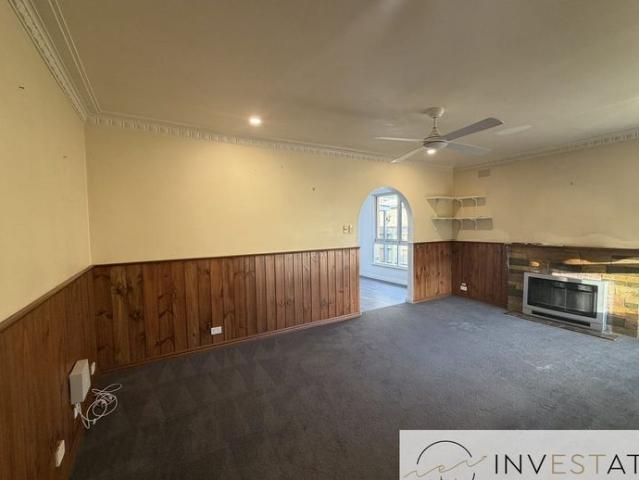 Spacious Family Home with Bungalow, Workshop & Ample Parking