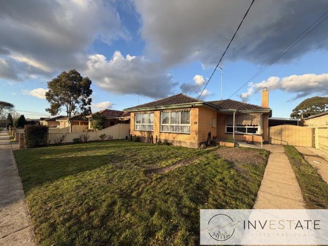 Spacious Family Home with Bungalow, Workshop & Ample Parking