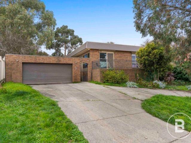 SPACIOUS FAMILY HOME WITH BALLARAT VIEWS ON HUGE BLOCK