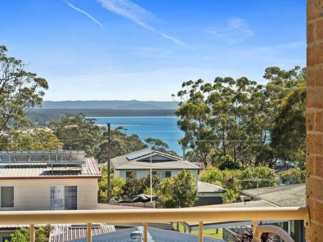 SPACIOUS FAMILY HOME WITH BAY VIEWS
